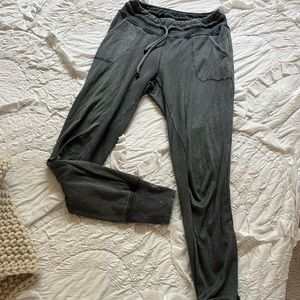 Beyond Yoga grey jogger size small